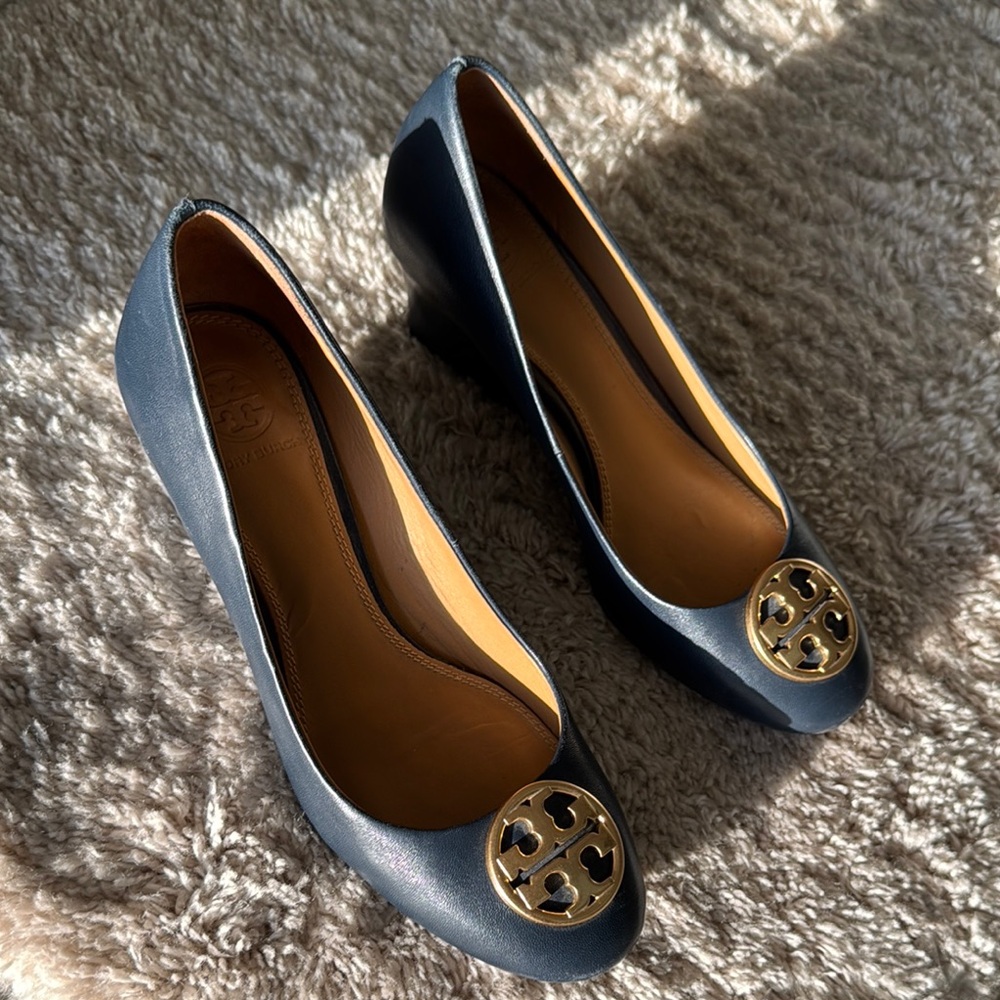 Tory Burch Chelsea 65 Leather Wedge Pumps Navy - Picture 16 of 16